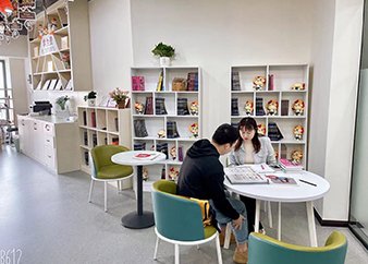 提供宿舍和食堂满足日常生活需求
