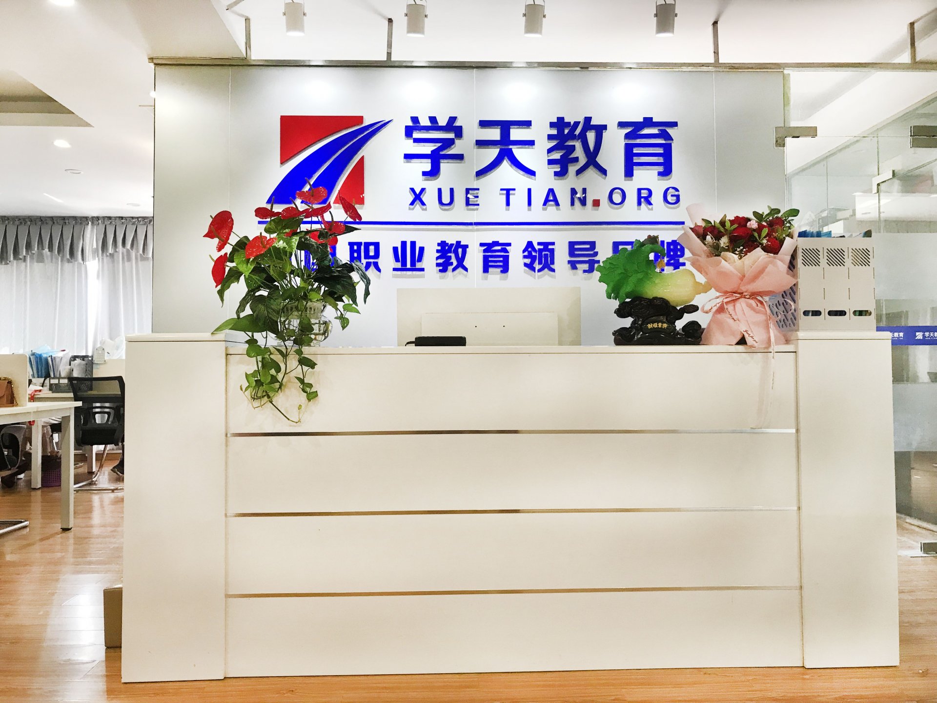 每个中控室需配备8个持证上岗的人员