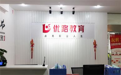 既要具备一定的理论水平