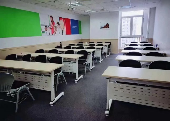 在多媒体教室对学员进行辅导