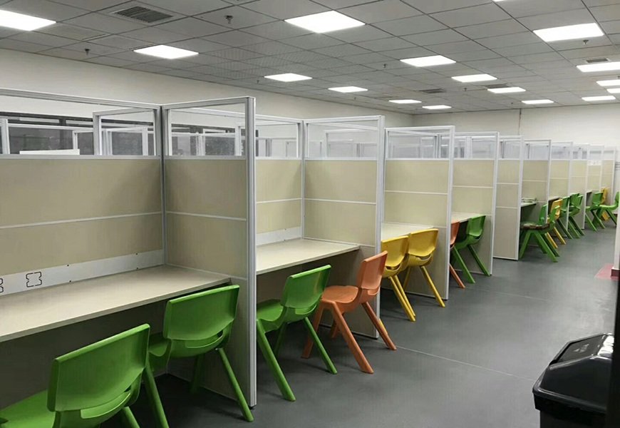 同时不断引进国内外新鲜的教学理念和教